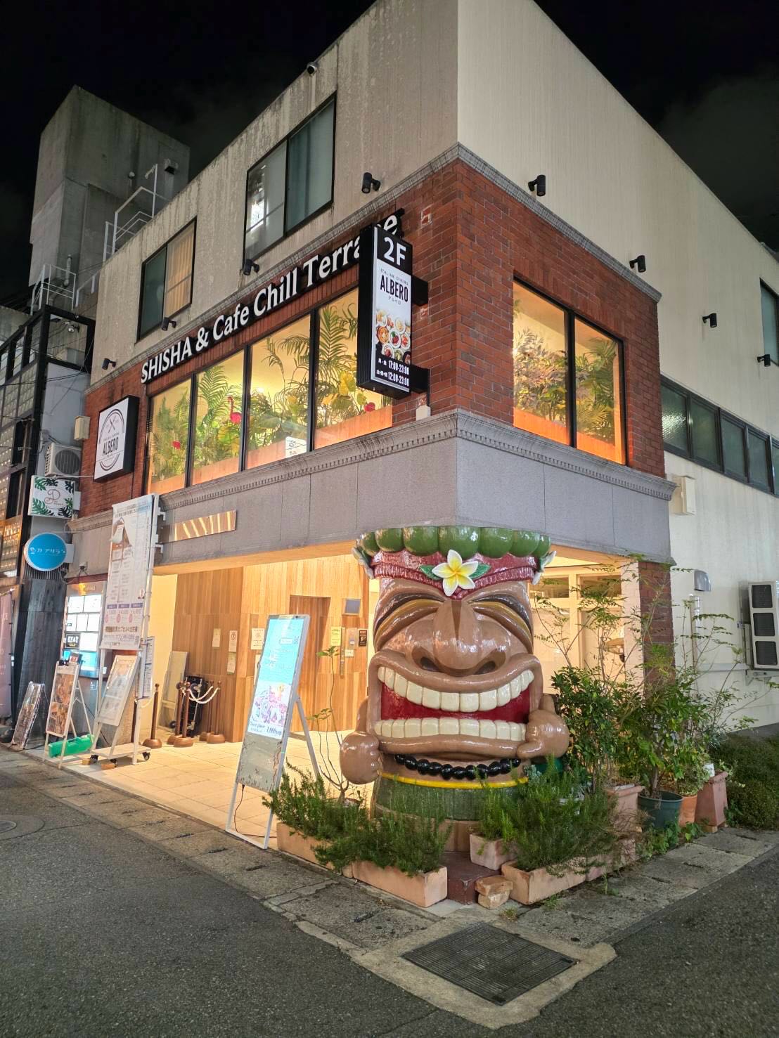 北野坂の角に建つ店
